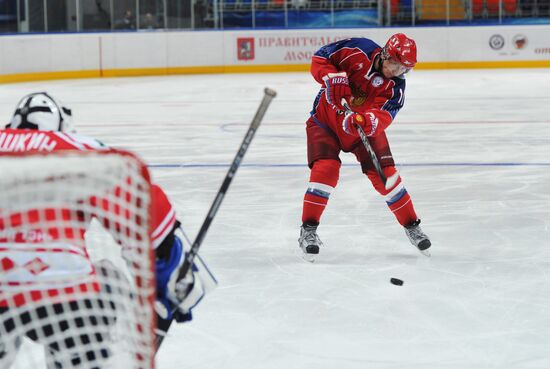 V. Putin joins training session of "Legends of USSR Hockey" club