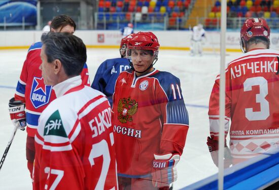 V. Putin joins training session of "Legends of USSR Hockey" club