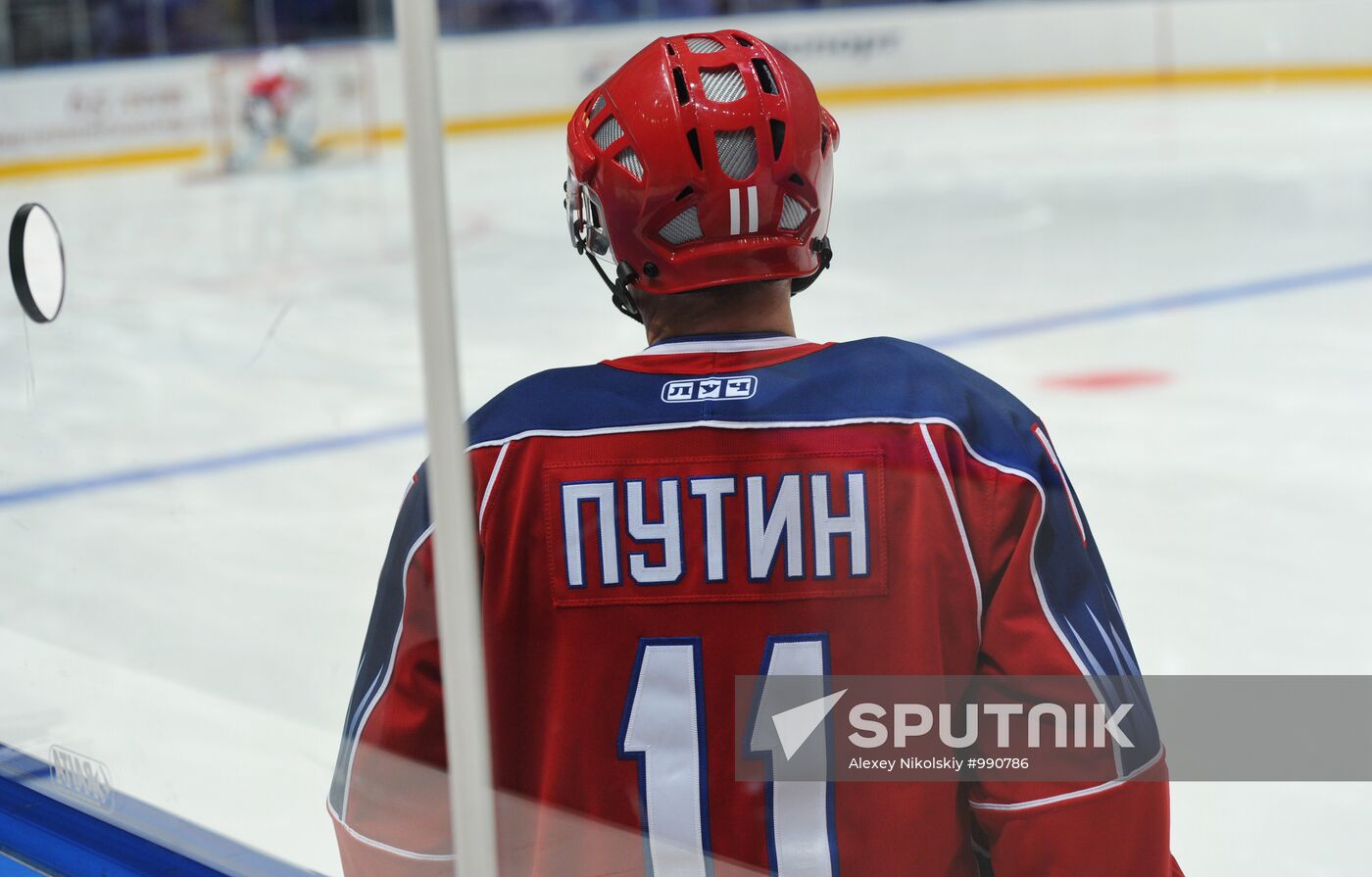 V. Putin joins training session of "Legends of USSR Hockey" club