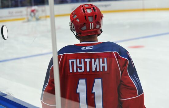 V. Putin joins training session of "Legends of USSR Hockey" club