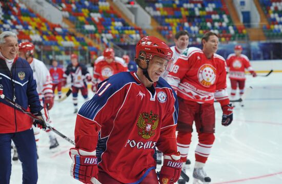 V. Putin joins training session of "Legends of USSR Hockey" club
