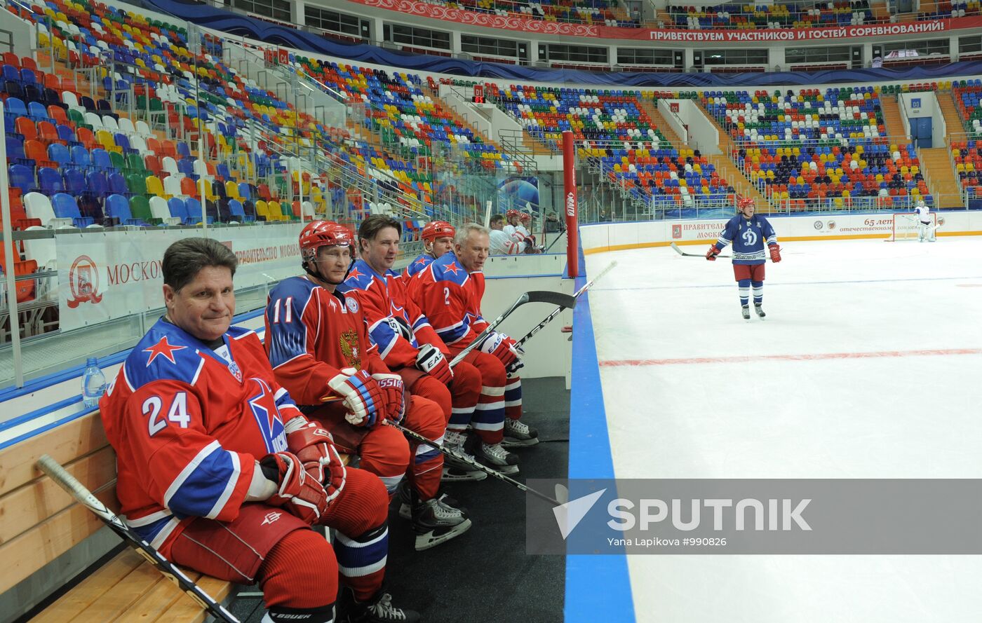 V. Putin joins training session of "Legends of USSR Hockey" club