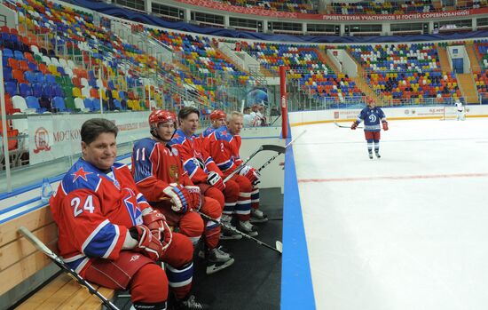V. Putin joins training session of "Legends of USSR Hockey" club