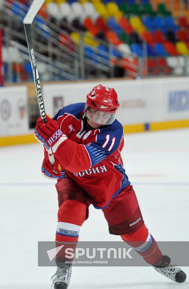 V. Putin joins training session of "Legends of USSR Hockey" club