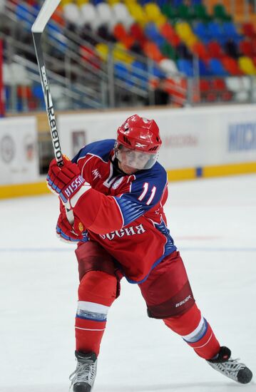 V. Putin joins training session of "Legends of USSR Hockey" club