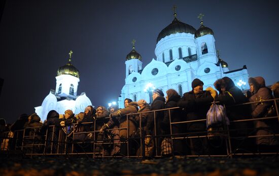 Queue for Girdle of Virgin Mary at Christ the Saviour Cathedral