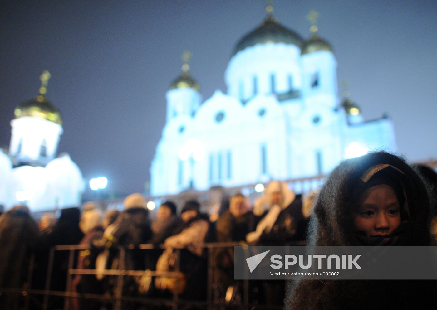 Queue for Girdle of Virgin Mary at Christ the Saviour Cathedral