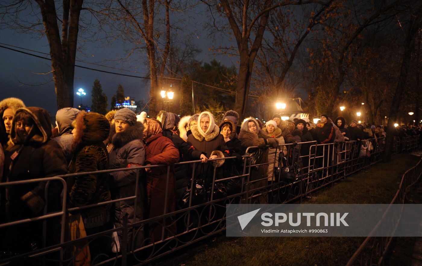 Queue for Girdle of Virgin Mary at Christ the Saviour Cathedral