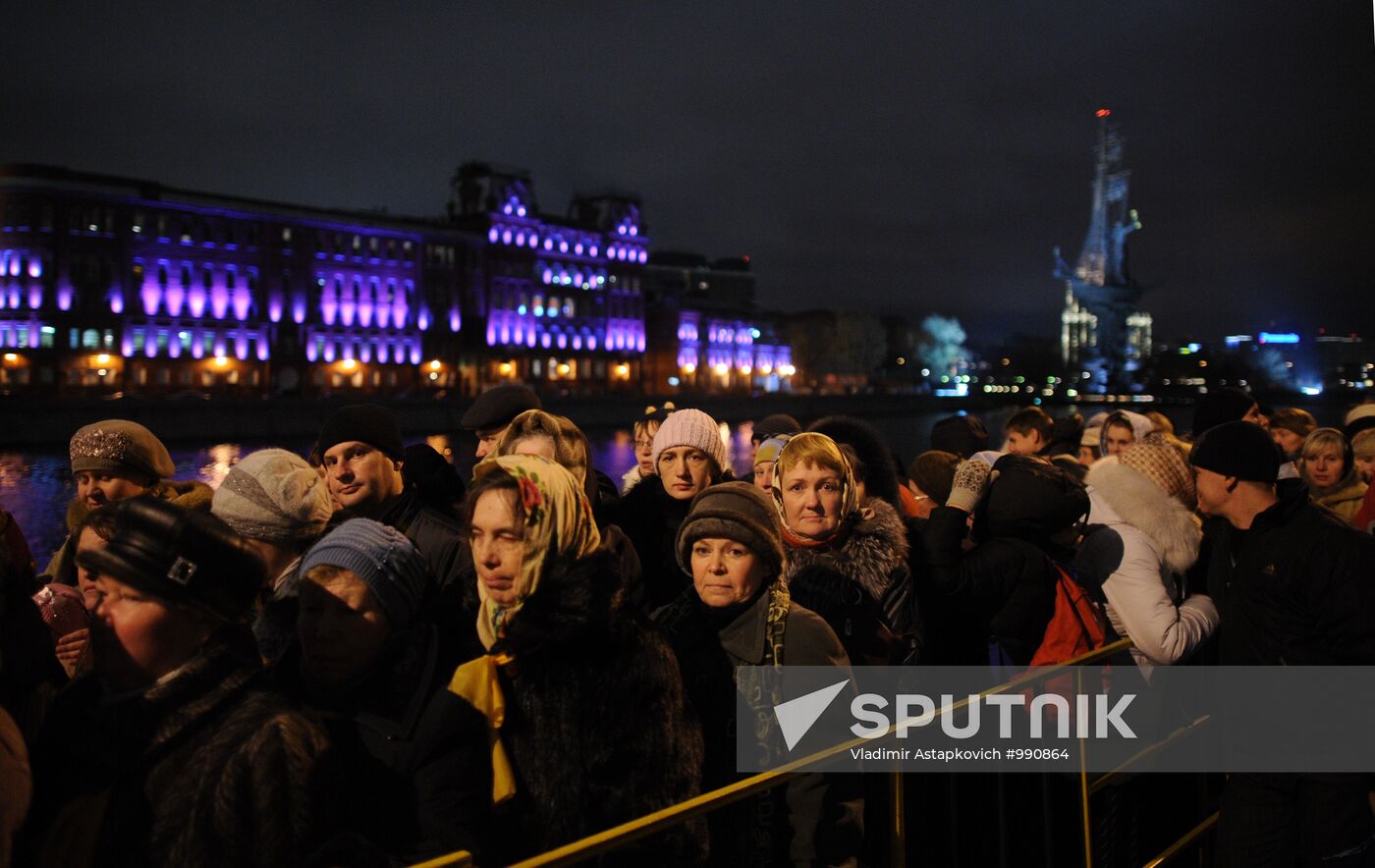 Queue for Girdle of Virgin Mary at Christ the Saviour Cathedral