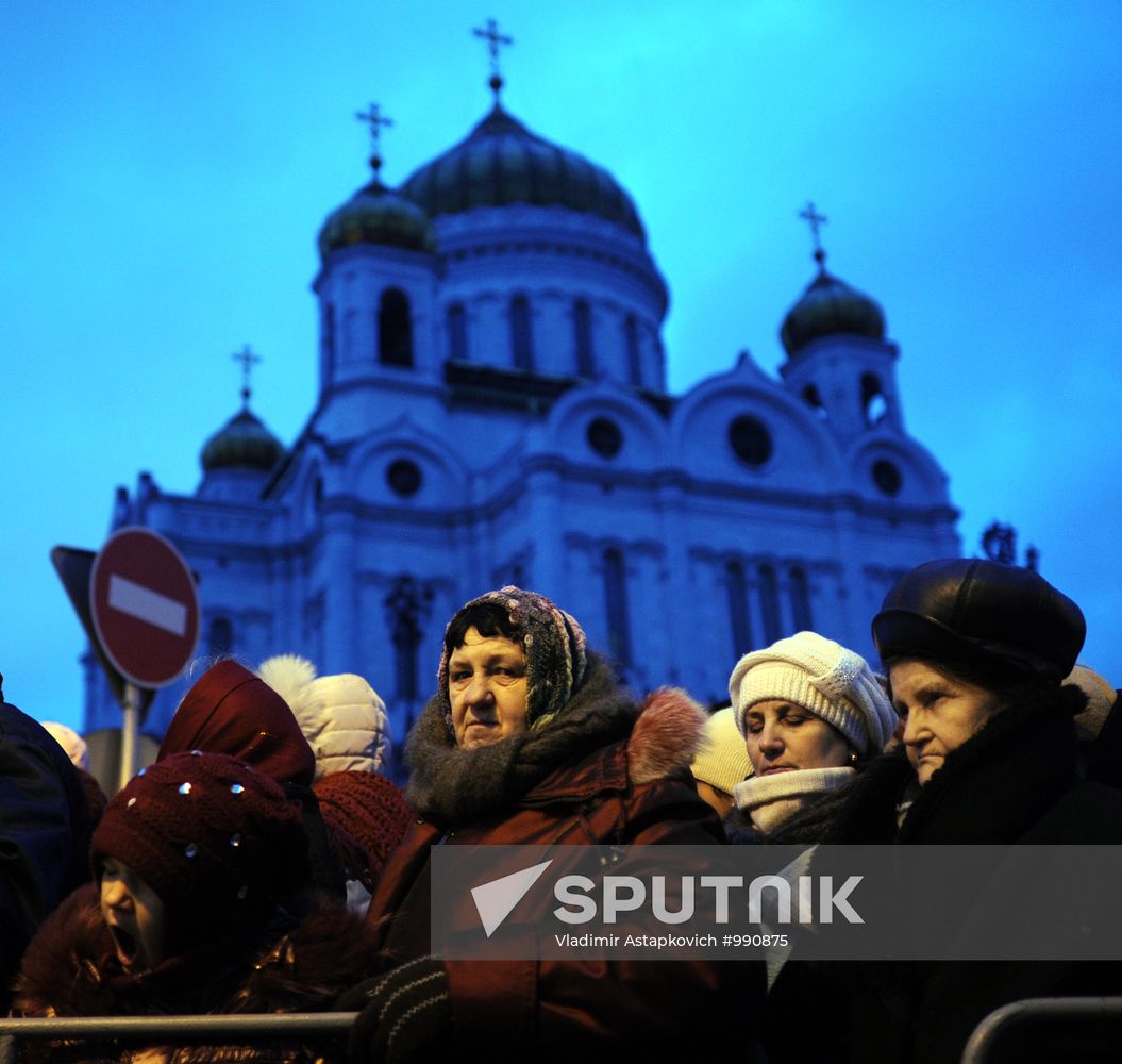 Queue for Girdle of Virgin Mary at Christ the Saviour Cathedral