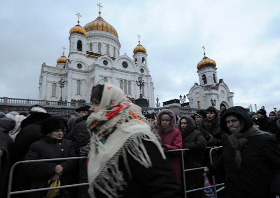 Queue for Girdle of Virgin Mary at Christ the Saviour Cathedral