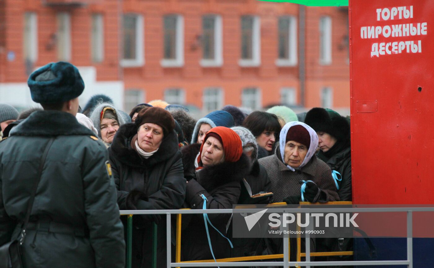 Queue for Girdle of Virgin Mary at Christ the Saviour Cathedral