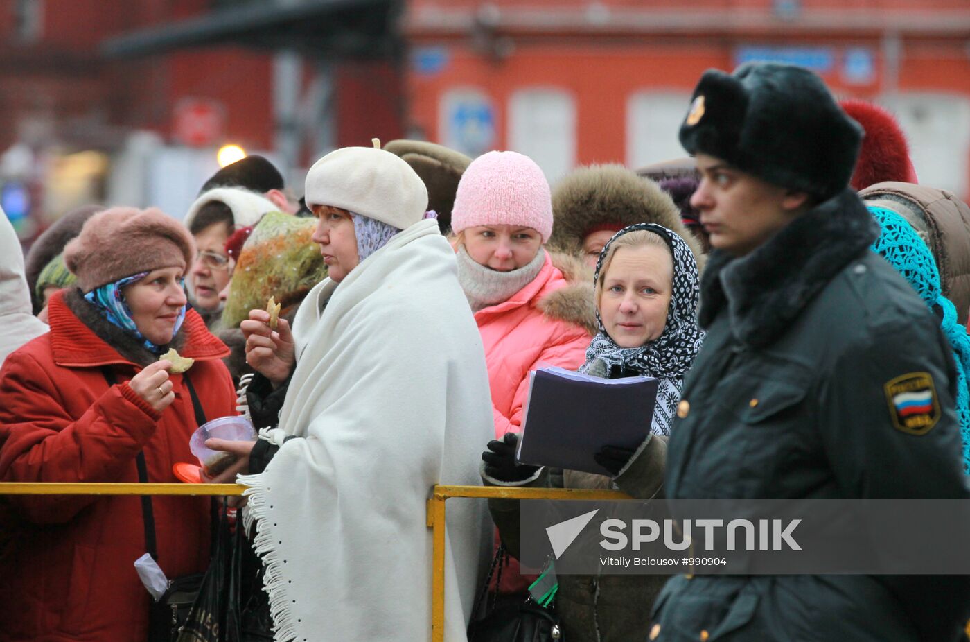 Queue for Girdle of Virgin Mary at Christ the Saviour Cathedral