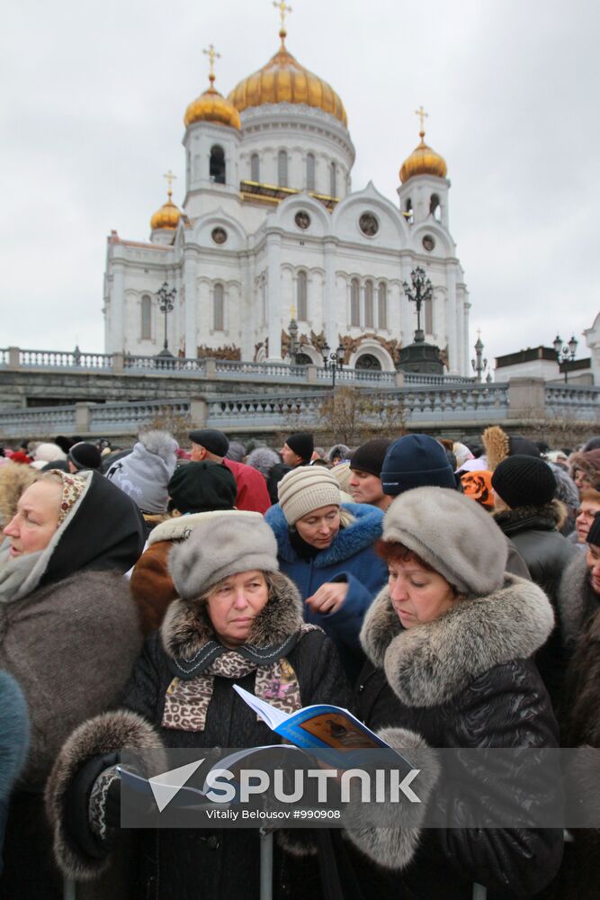Queue for Girdle of Virgin Mary at Christ the Saviour Cathedral
