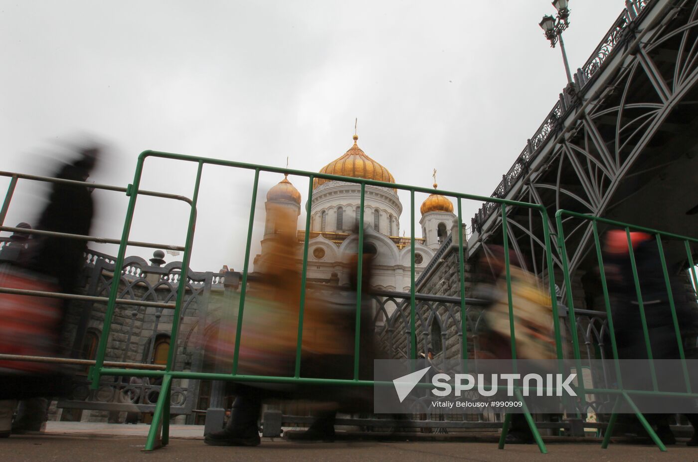 Queue for Girdle of Virgin Mary at Christ the Saviour Cathedral