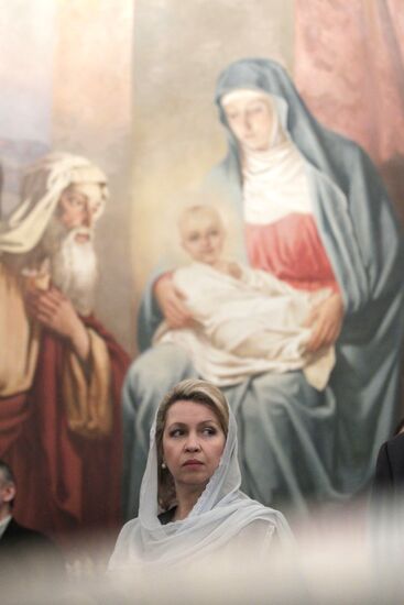 Svetlana Medvedeva kisses Girdle of Virgin Mary