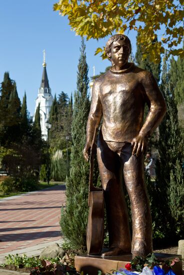 Monument to Vladimir Vysotsky unveiled in Sochi