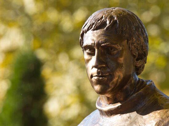 Monument to Vladimir Vysotsky unveiled in Sochi
