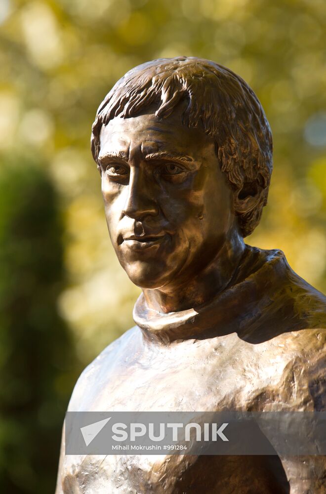 Monument to Vladimir Vysotsky unveiled in Sochi