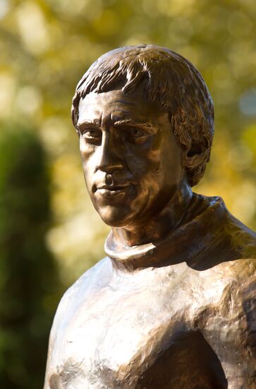 Monument to Vladimir Vysotsky unveiled in Sochi