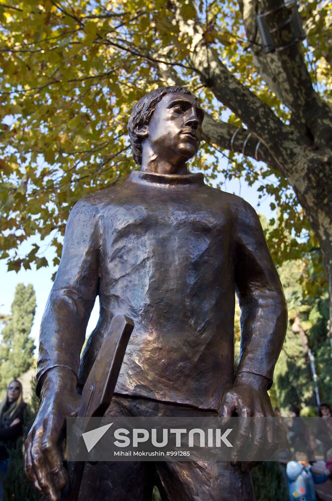 Monument to Vladimir Vysotsky unveiled in Sochi