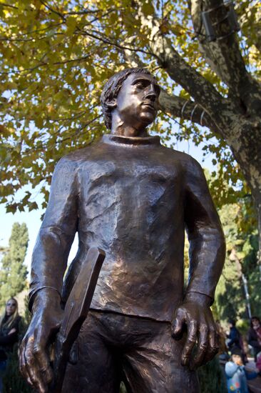 Monument to Vladimir Vysotsky unveiled in Sochi