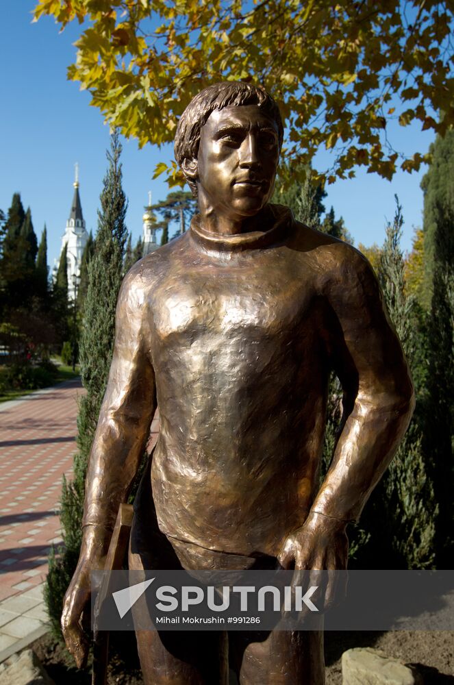 Monument to Vladimir Vysotsky unveiled in Sochi
