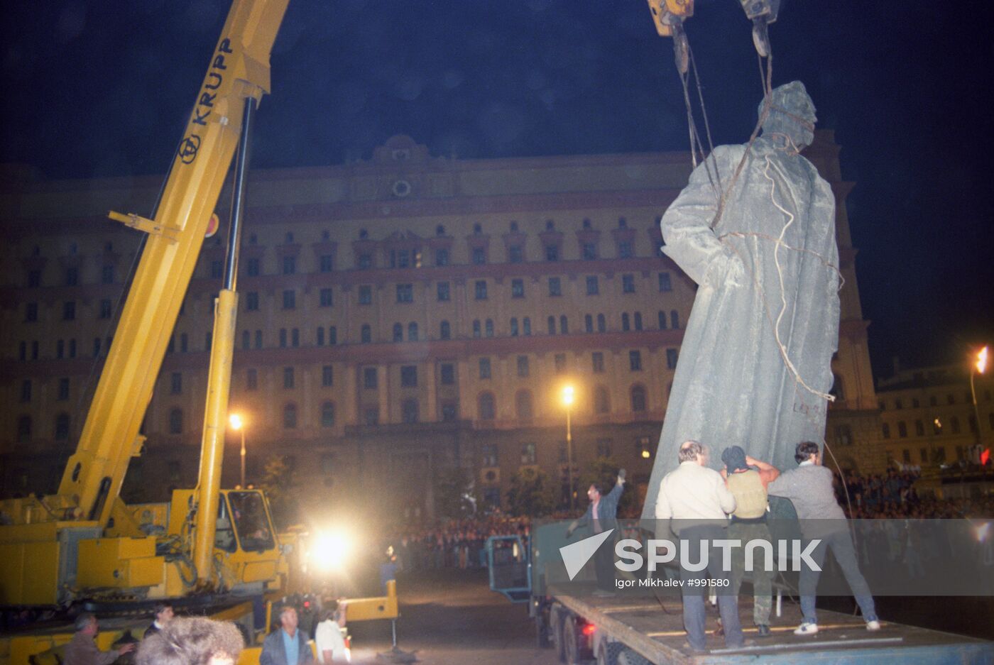 Monument to Felix Dzerzhinsky dismantled in Moscow