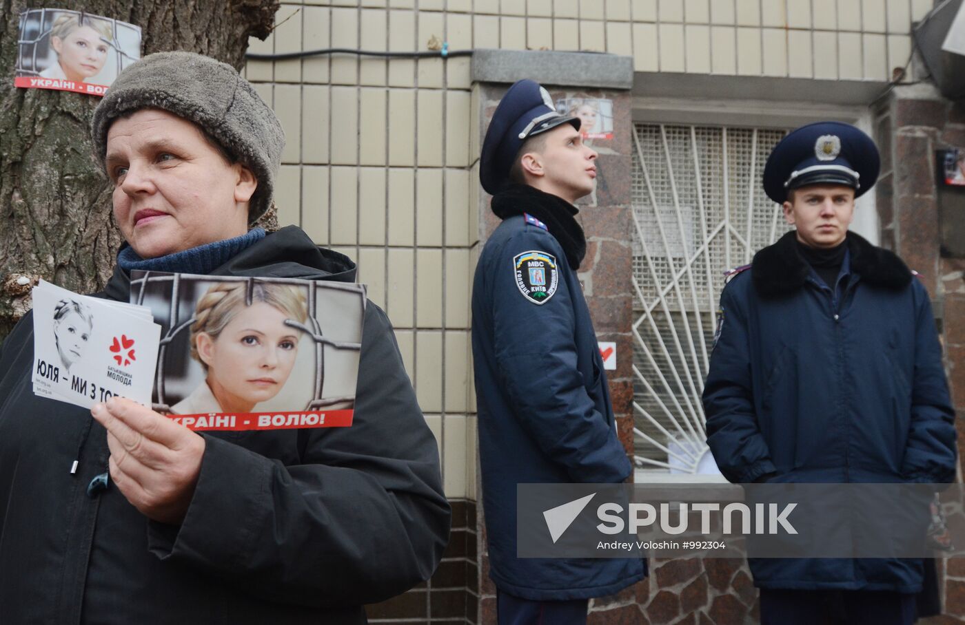 Yulia Tymoshenko's supporters block entrance to detention center