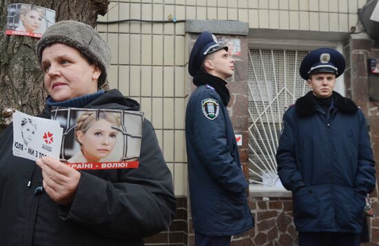 Yulia Tymoshenko's supporters block entrance to detention center