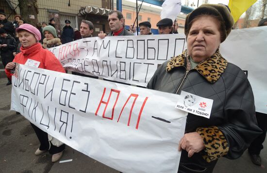 Yulia Tymoshenko's supporters block entrance to detention center