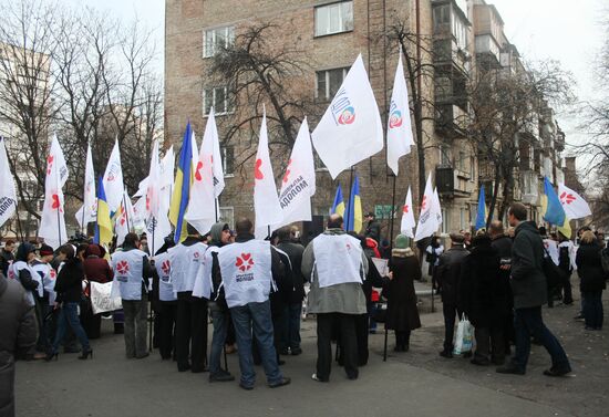 Yulia Timoshenko's supporters blockade detention center
