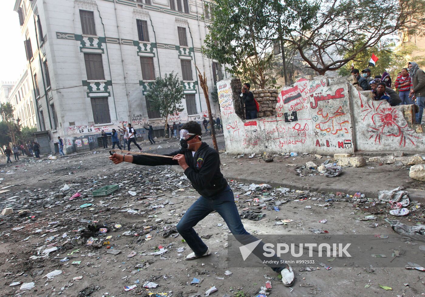 Protesters, police clash in Cairo, Egypt