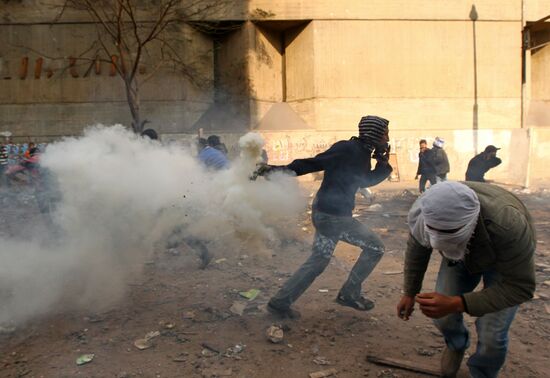 Protesters, police clash in Cairo, Egypt