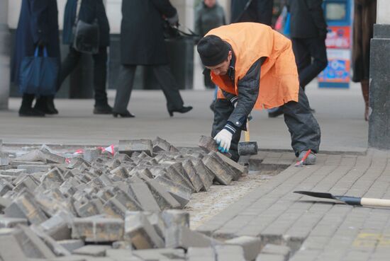 Replacement of paving slabs outside Taganskaya metro station