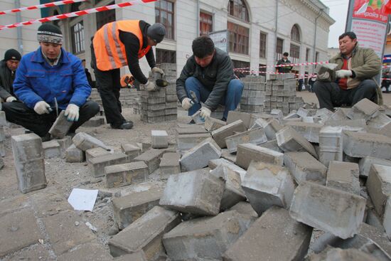 Replacement of paving slabs outside Taganskaya metro station