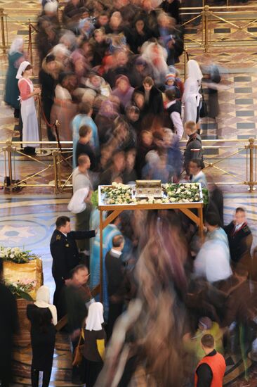 Venerating Girdle of Virgin Mary at Christ the Saviour Cathedral