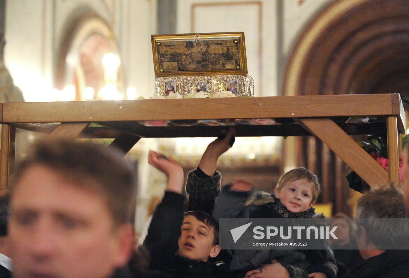 Venerating Girdle of Virgin Mary at Christ the Saviour Cathedral