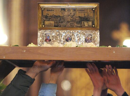 Venerating Girdle of Virgin Mary at Christ the Saviour Cathedral