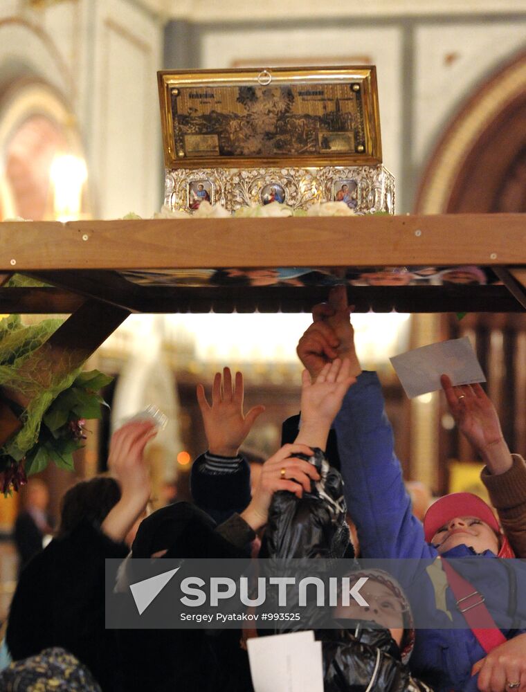Venerating Girdle of Virgin Mary at Christ the Saviour Cathedral