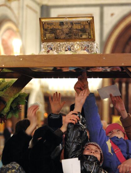 Venerating Girdle of Virgin Mary at Christ the Saviour Cathedral