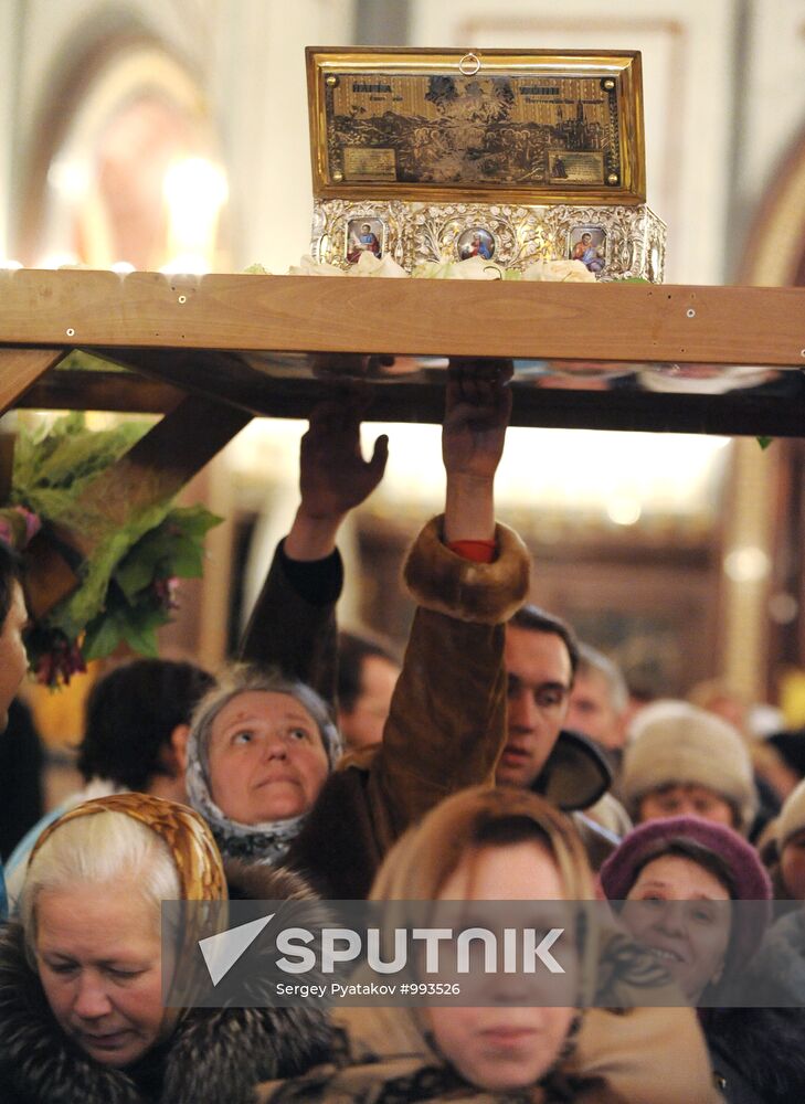 Venerating Girdle of Virgin Mary at Christ the Saviour Cathedral