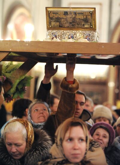 Venerating Girdle of Virgin Mary at Christ the Saviour Cathedral