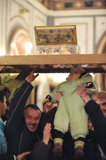 Venerating Girdle of Virgin Mary at Christ the Saviour Cathedral