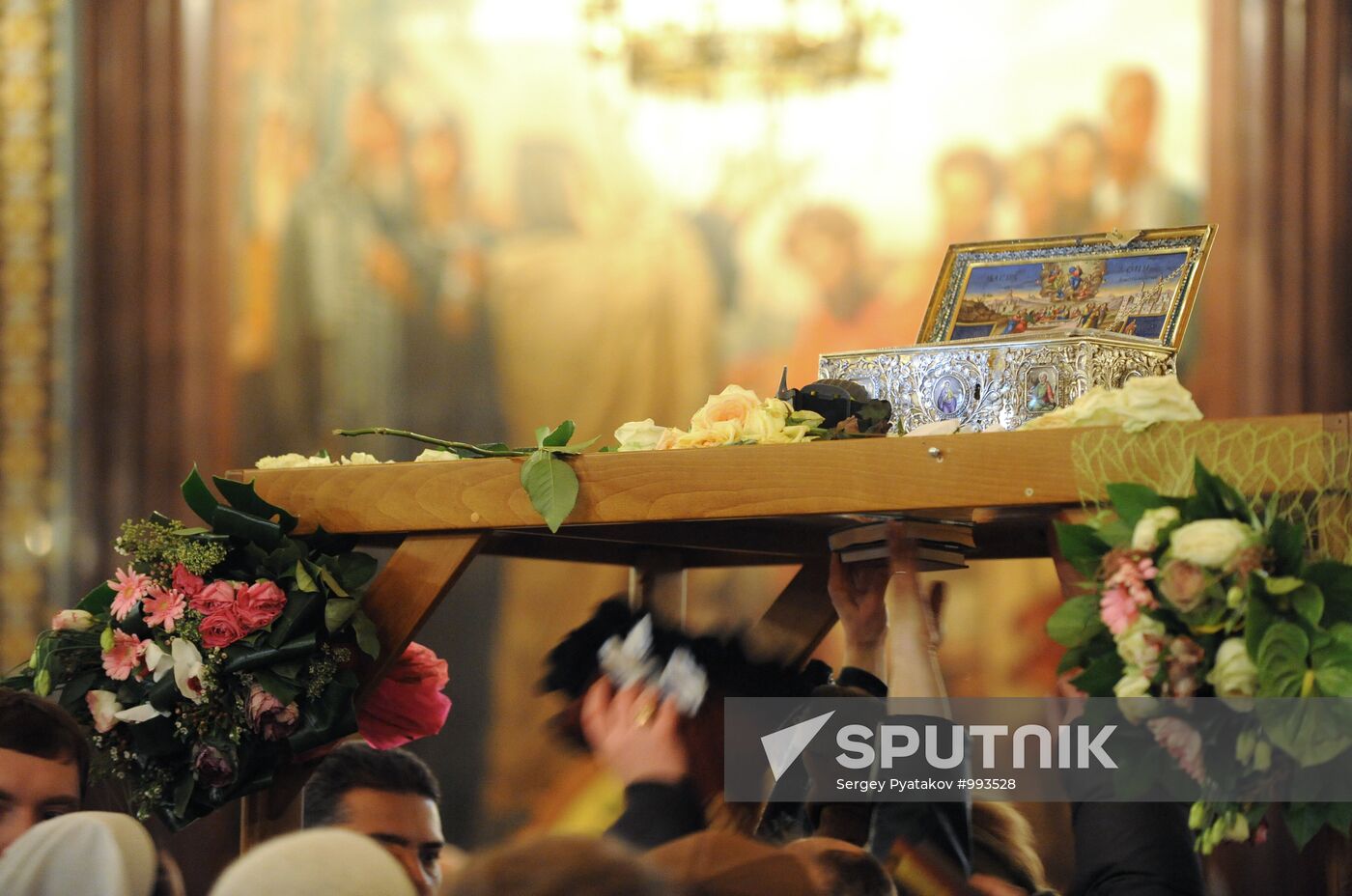 Venerating Girdle of Virgin Mary at Christ the Saviour Cathedral
