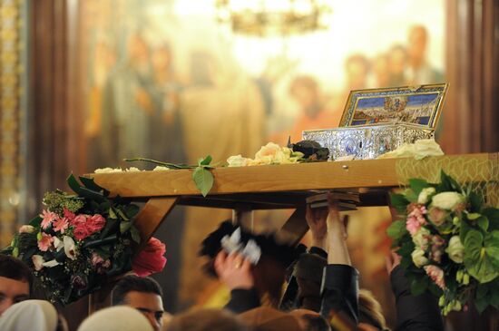 Venerating Girdle of Virgin Mary at Christ the Saviour Cathedral