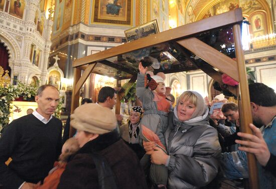 Venerating Girdle of Virgin Mary at Christ the Saviour Cathedral