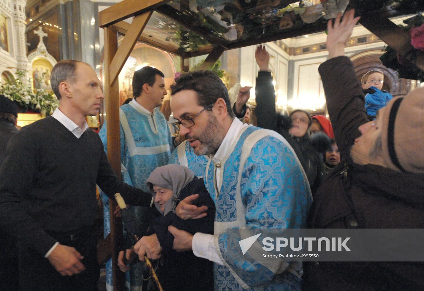 Venerating Girdle of Virgin Mary at Christ the Saviour Cathedral