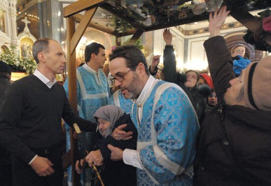 Venerating Girdle of Virgin Mary at Christ the Saviour Cathedral