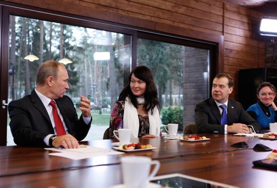 Medvedev and Putin meet with Women's Forum